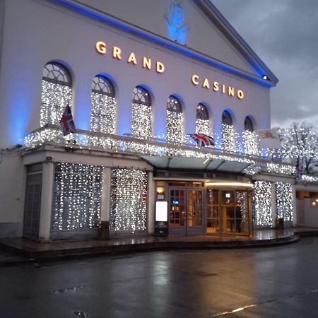 Au Charme Du Lac Espace Bien Etre Et Piscine Chauffe Proche Parc Et Restaurant Du Casino Форж-лез-О Экстерьер фото