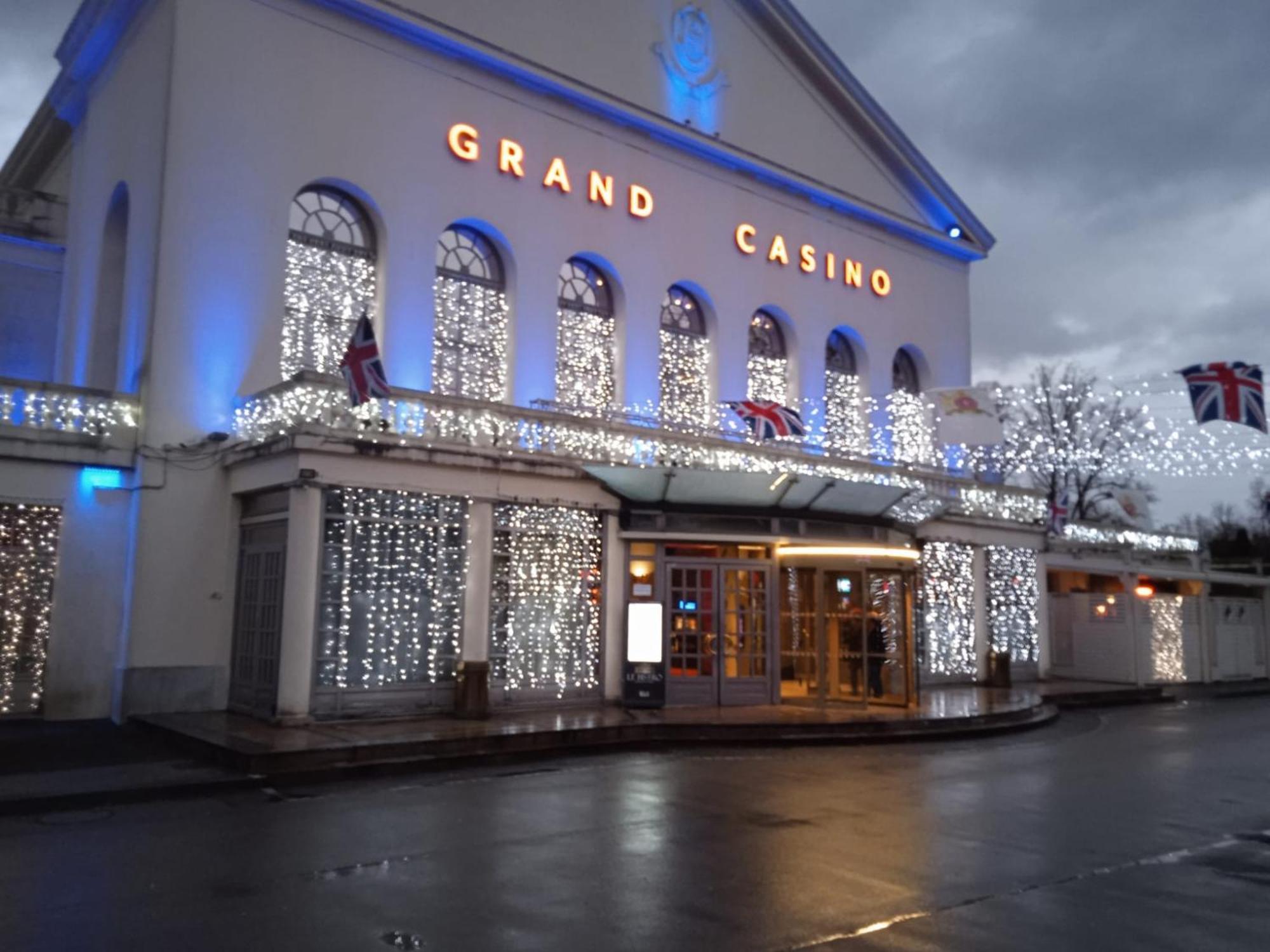 Au Charme Du Lac Espace Bien Etre Et Piscine Chauffe Proche Parc Et Restaurant Du Casino Форж-лез-О Экстерьер фото